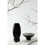 Ambiance intérieure avec vase moderne en verre noir