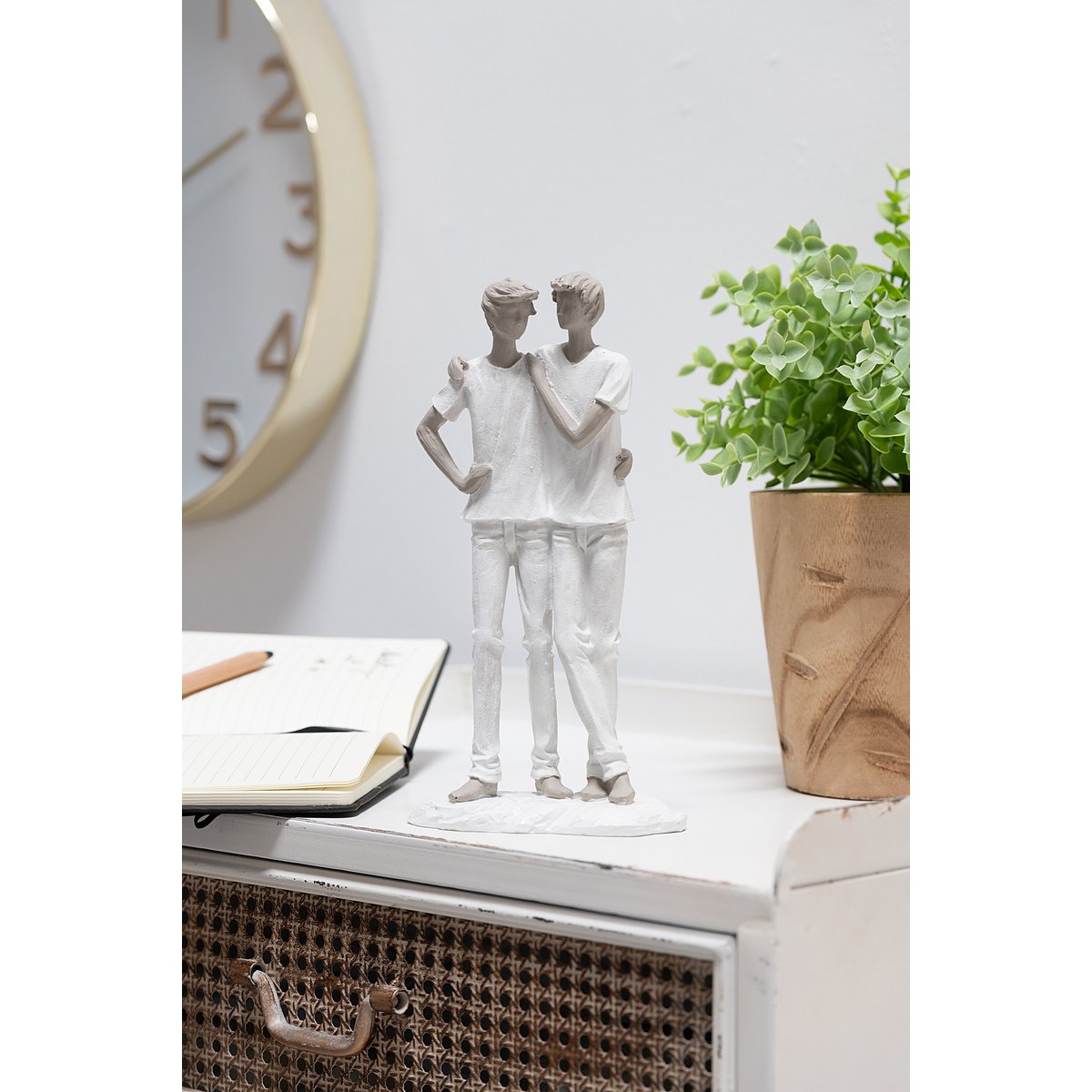 Décoration Couple Boys J-Line en polyresine blanche et taupe, vue de face