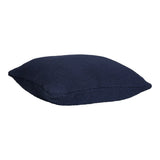 Coussin Santos bleu foncé dans un salon moderne