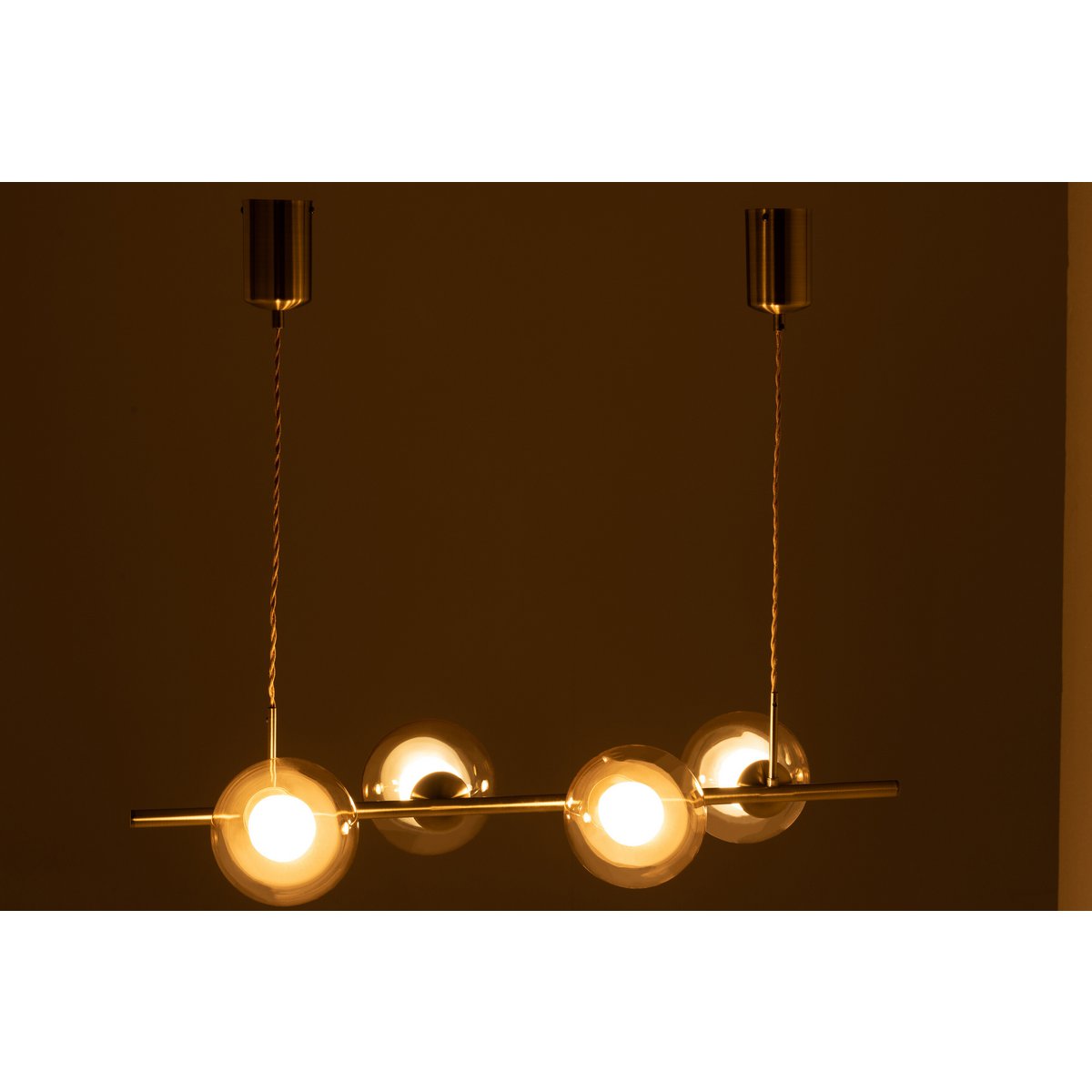 Ambiance lumineuse créée par la suspension J-Line Yuks