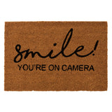 Paillasson Smile en fibre de coco naturel et noir avec motif souriant, par J-Line