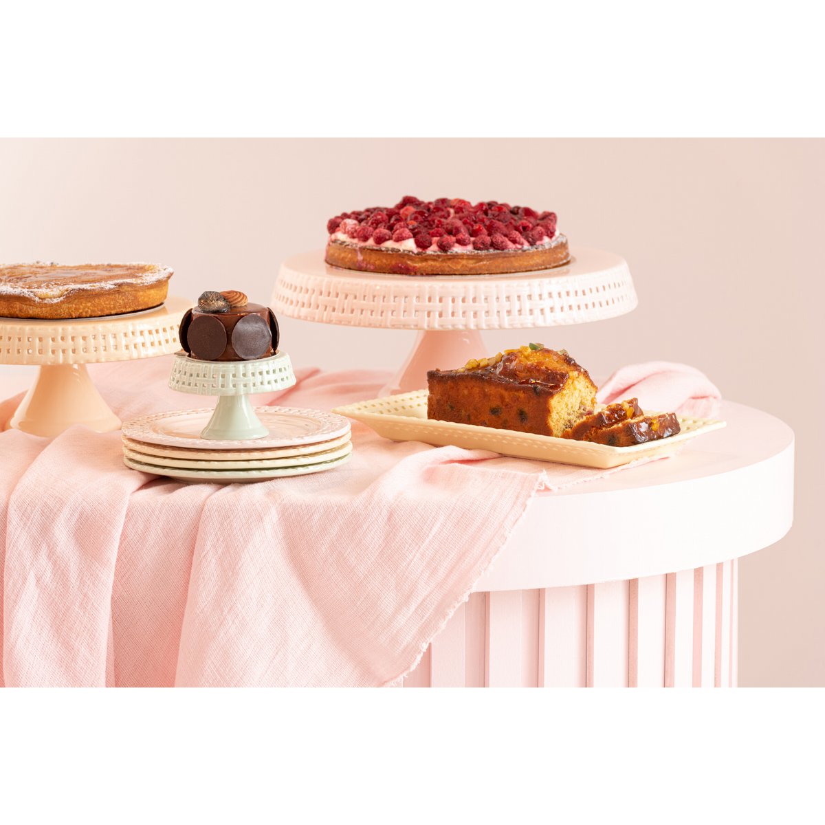 Plateau de gâteau J-Line en céramique jaune, vue de côté