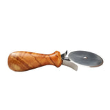 Détail du coupe-pizza en bois d'olivier, mettant en avant la lame en acier