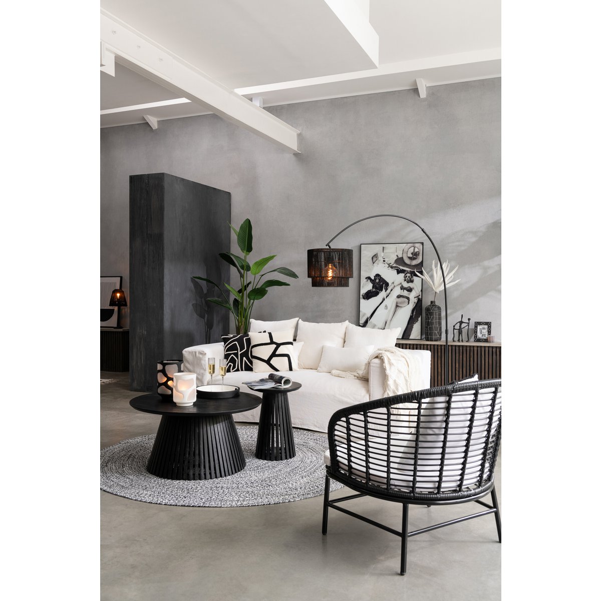 Table d'appoint J-Line Vincent avec accessoires décoratifs