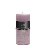 Détail de la Bougie Cylindrique Lavande J-Line, illustrant sa texture en cire et sa finition élégante.