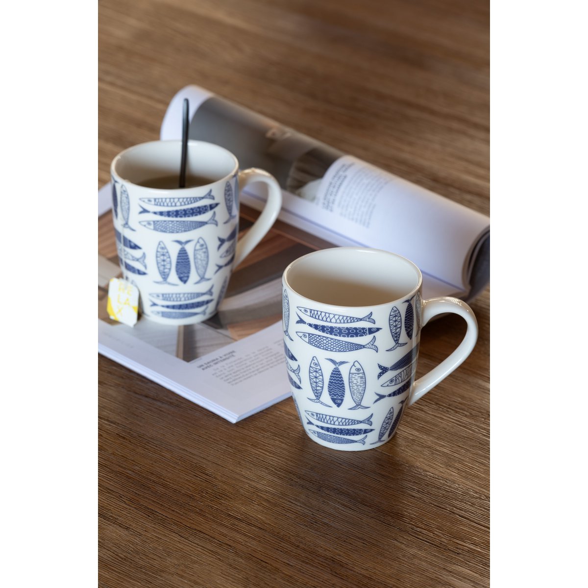 Détail des tasses VI en céramique bleu foncé - design moderne