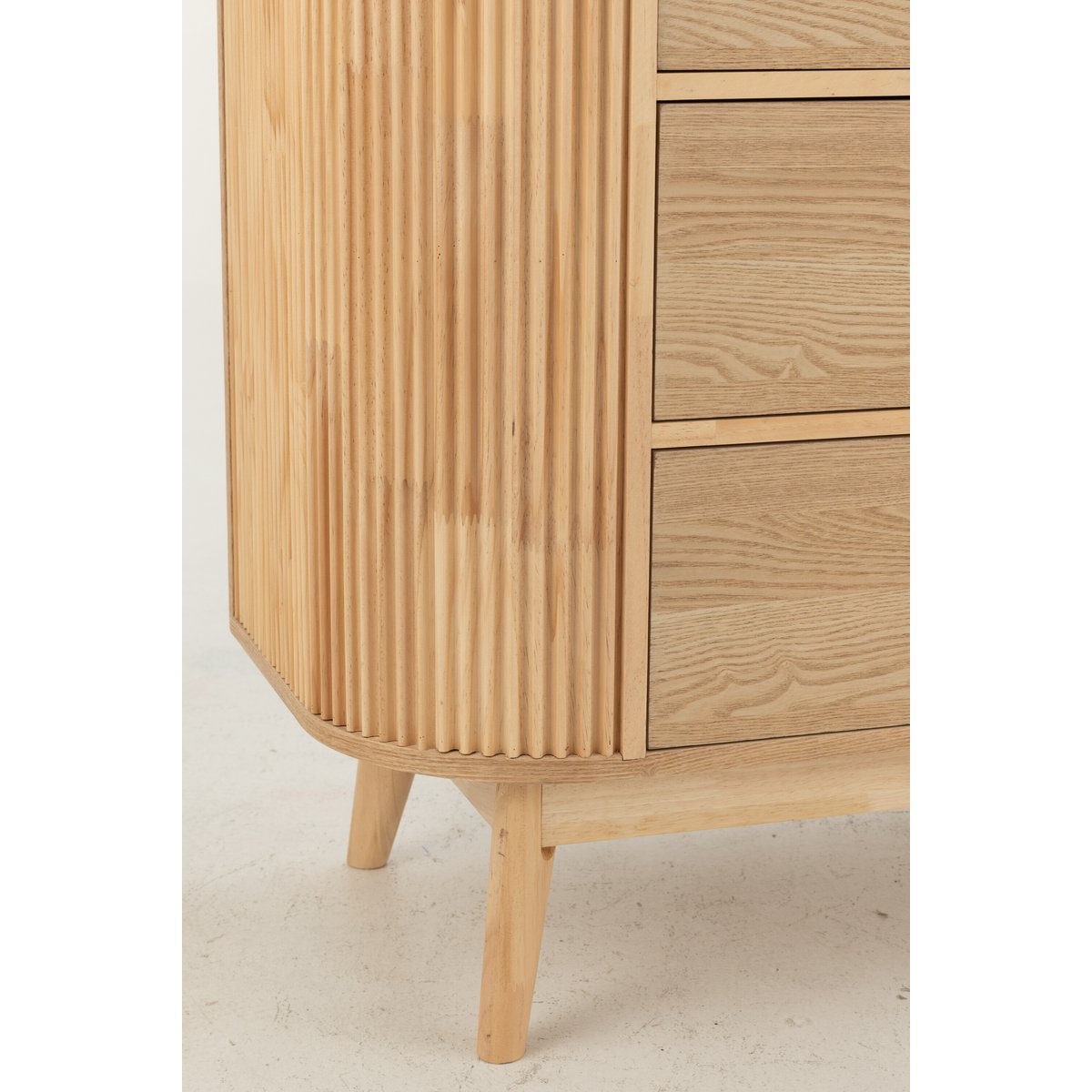 Armoire J-Line avec vêtements rangés
