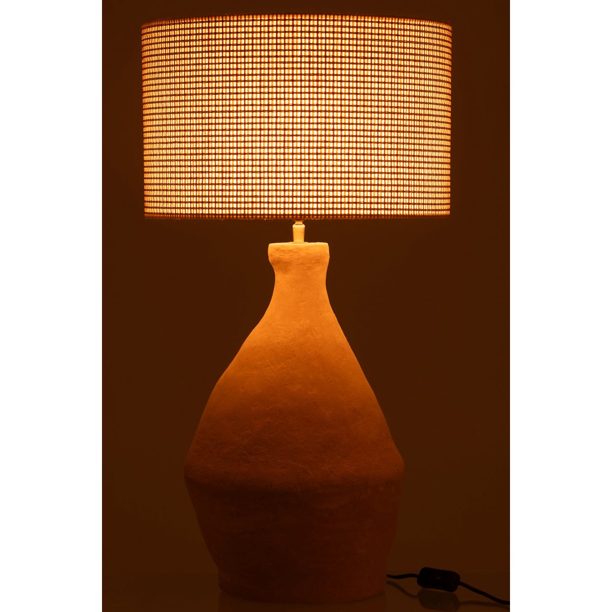 Lampe J-Line Indus jaune éclairant un intérieur moderne
