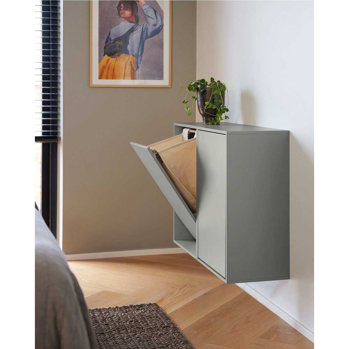 Vue latérale de la boîte à linge OYOY avec bouton-poussoir