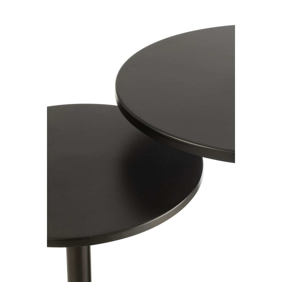 Détail du métal noir des tables d'appoint J-Line