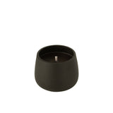 Bougie d'extérieur J-Line, intégrée dans un décor de jardin