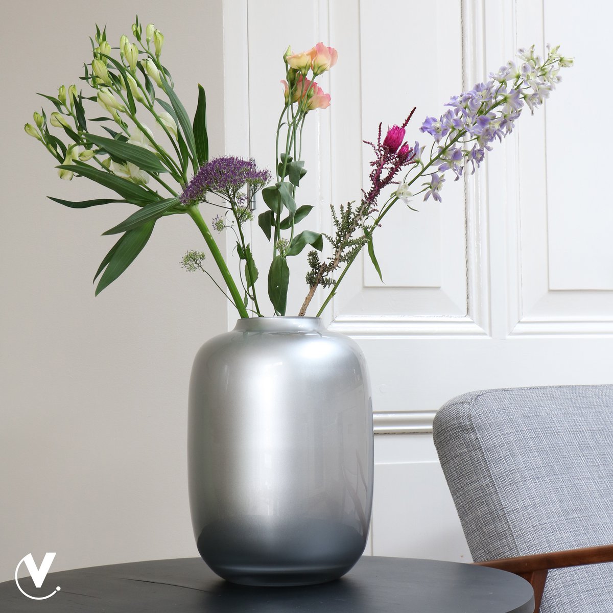 Vase Artique argent - mise en scène avec fleurs