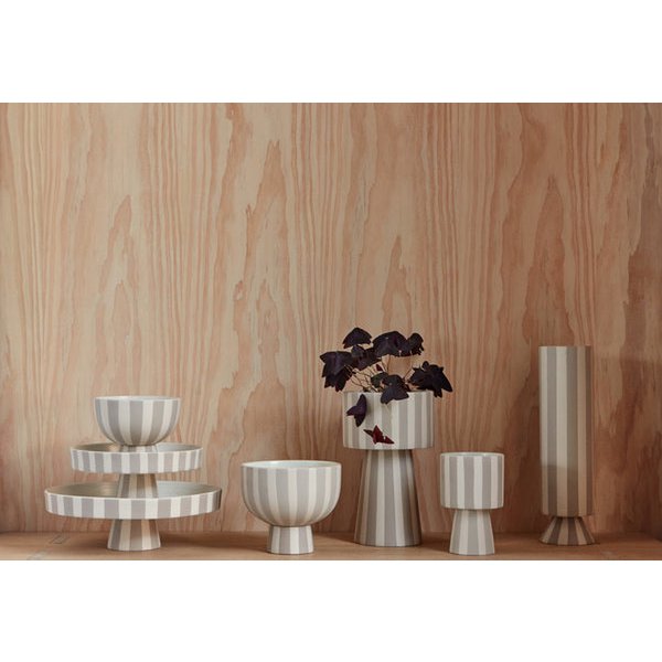 Bol Toppu en céramique sur une table en bois