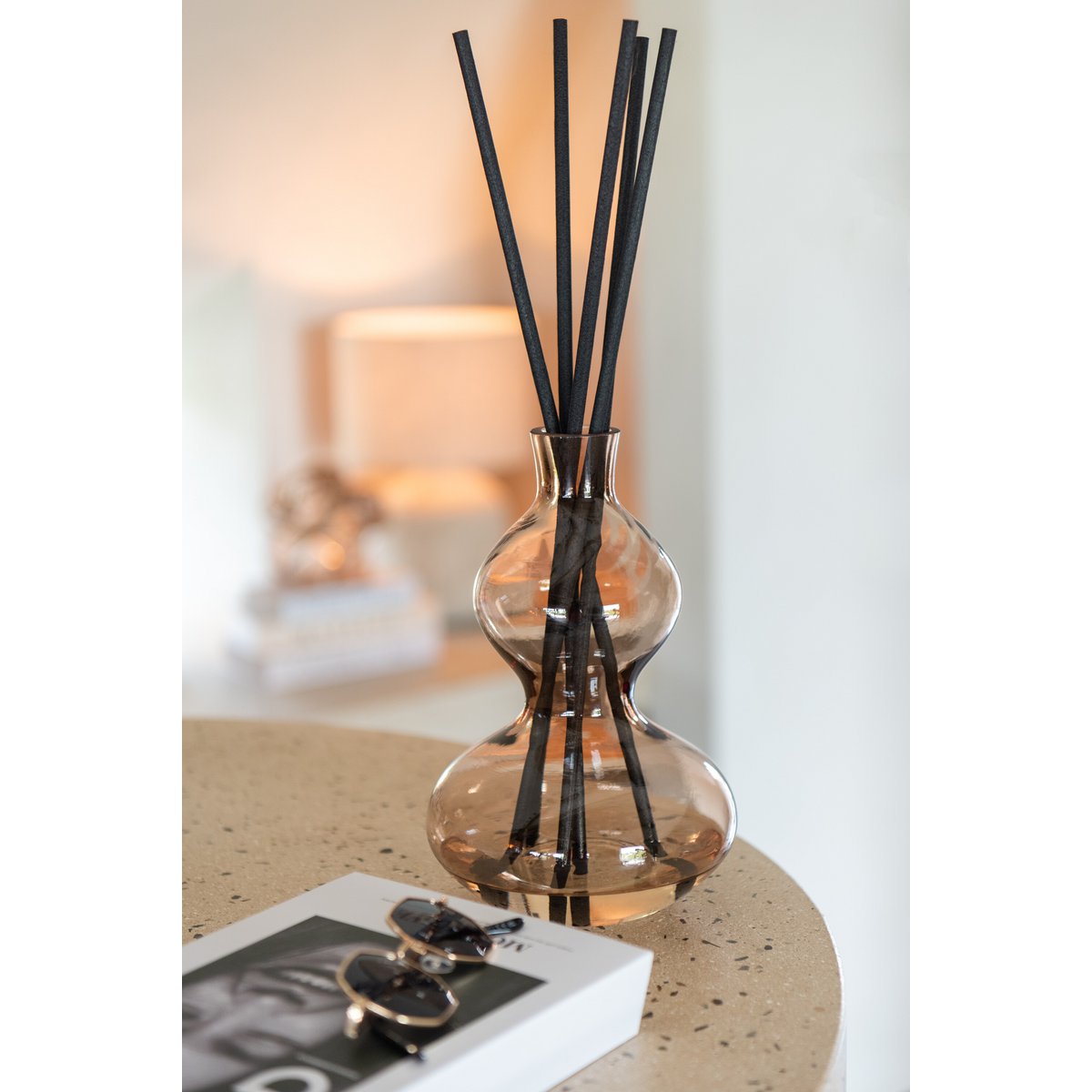 Bâtonnets parfumés Vétiver Nordique sur une table moderne