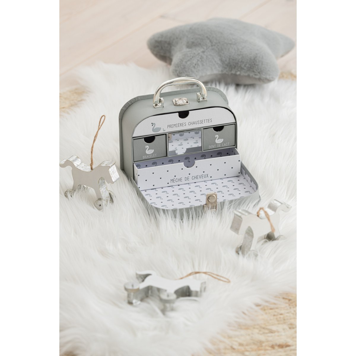 Pendentif de Noël cheval en bois blanc et argent avec détails élégants