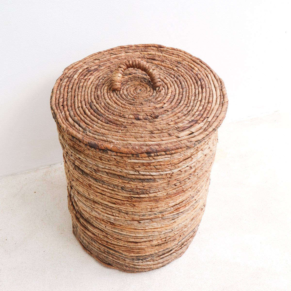 Panier à linge OMBAK en fibre de banane avec couvercle élégant