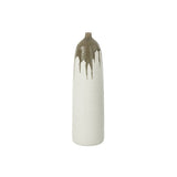 Vase Olea J-Line sur une table, décoré avec des fleurs