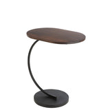 Table Swoosh J-Line, mise en scène avec des accessoires de décoration