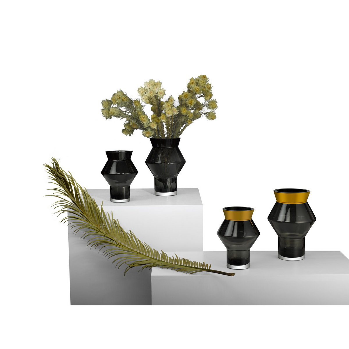 Vase CUZCO sur une table, ajoutant une touche de luxe à la décoration intérieure.