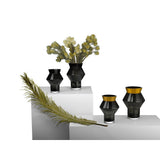 Vase CUZCO sur une table, ajoutant une touche de luxe à la décoration intérieure.