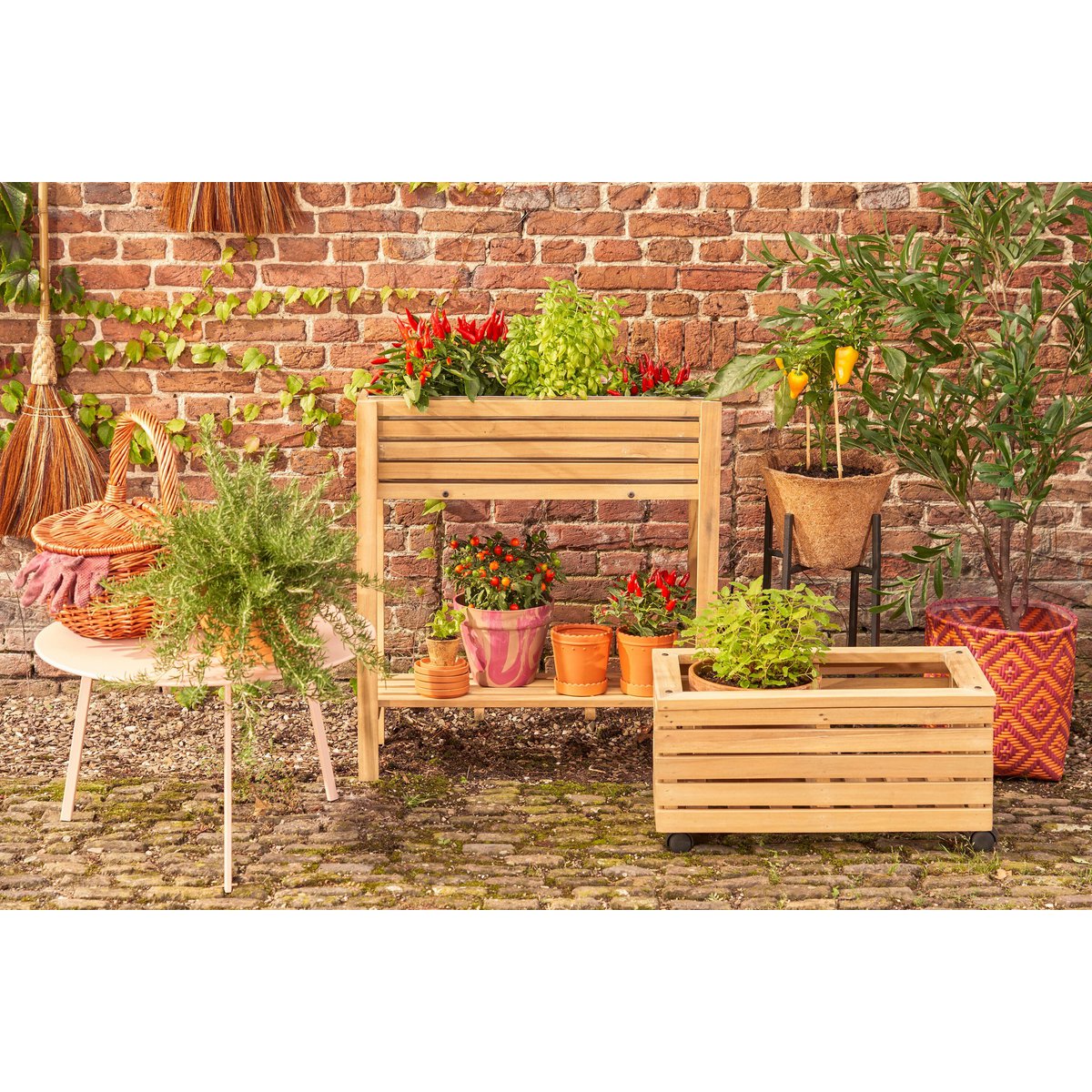Vue latérale de la jardinière Glenwood Brown