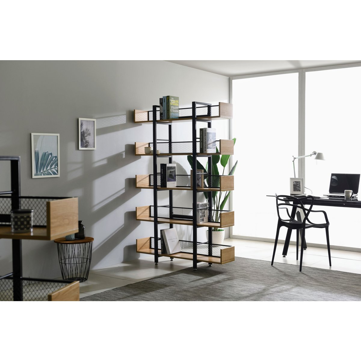 Étagère design avec objets décoratifs, mise en scène