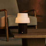 Lampe de table rechargeable en bois d'hévéa marron foncé