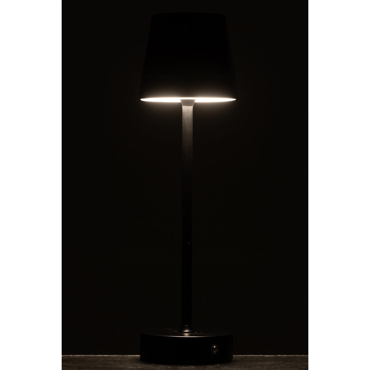 Lampe J-Line Goa dans un salon moderne