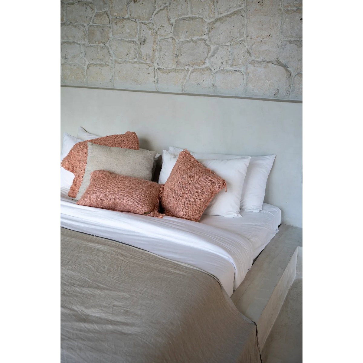 Housse de coussin Oh My Gee en rose saumon, vue latérale