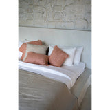 Housse de coussin Oh My Gee en rose saumon, vue latérale