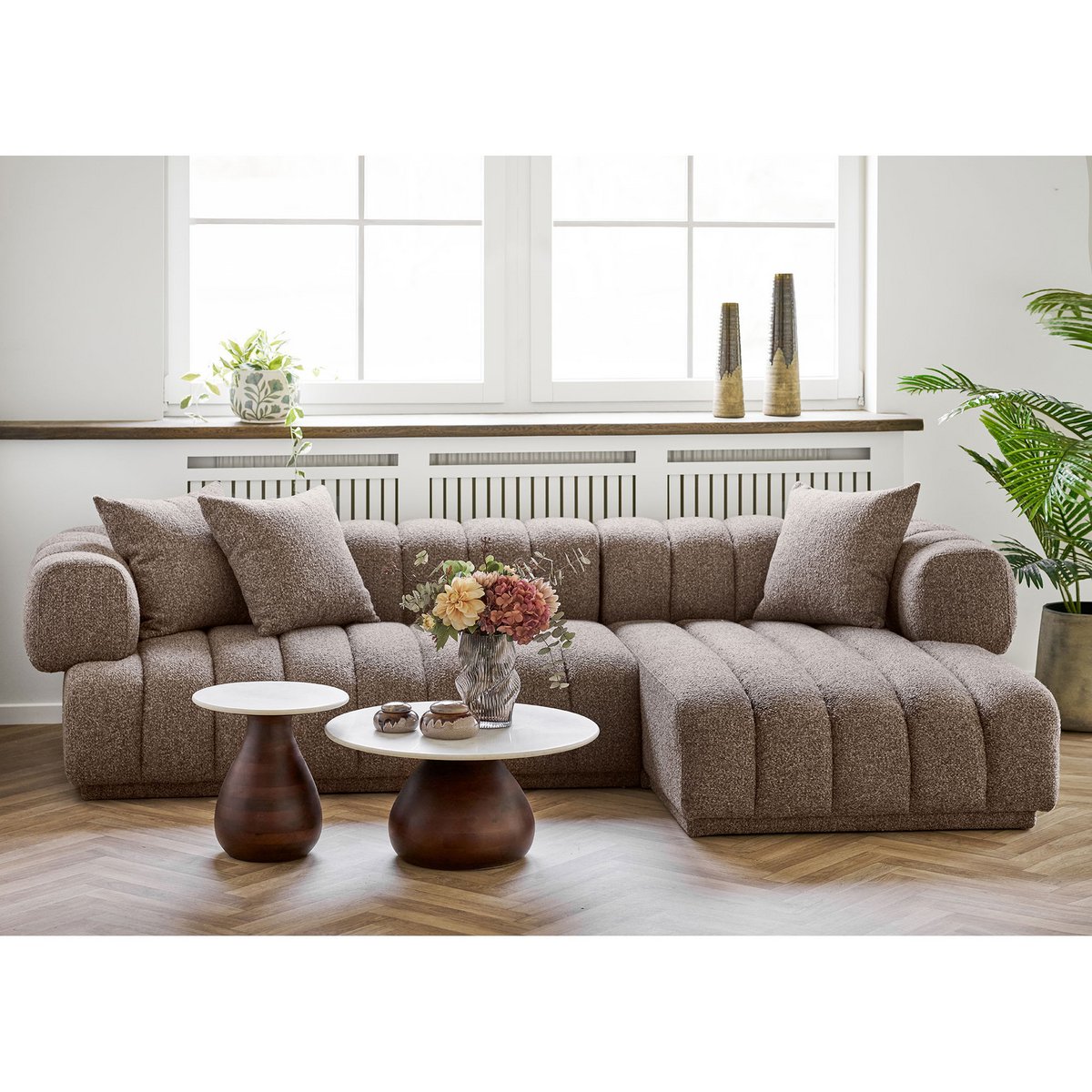 Vase marron, ambiance salon moderne