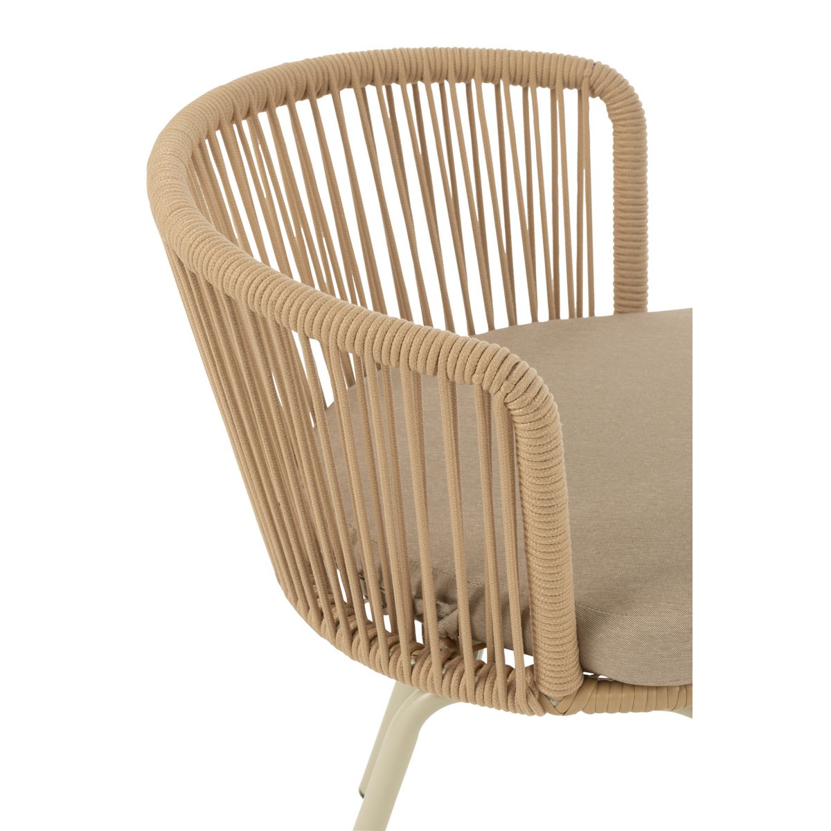 Chaise Toa avec des accessoires de décoration