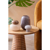 Vase Nuevo Dulce sur une table, montrant sa finition moderne