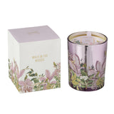 Bougie parfumée J-Line dans un cadre décoratif, mettant en valeur son design luxueux.