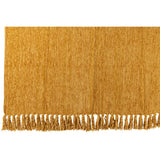 Couverture J-Line Chenille jaune sur un canapé moderne