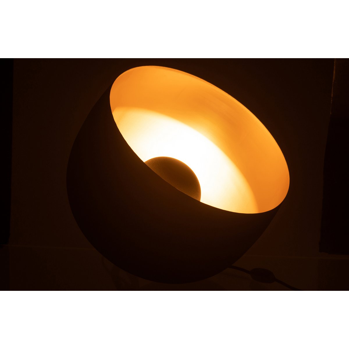 Détail du design moderne de la lampe J-Line Round