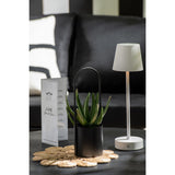 Détail du design contemporain de la lampe J-Line Goa