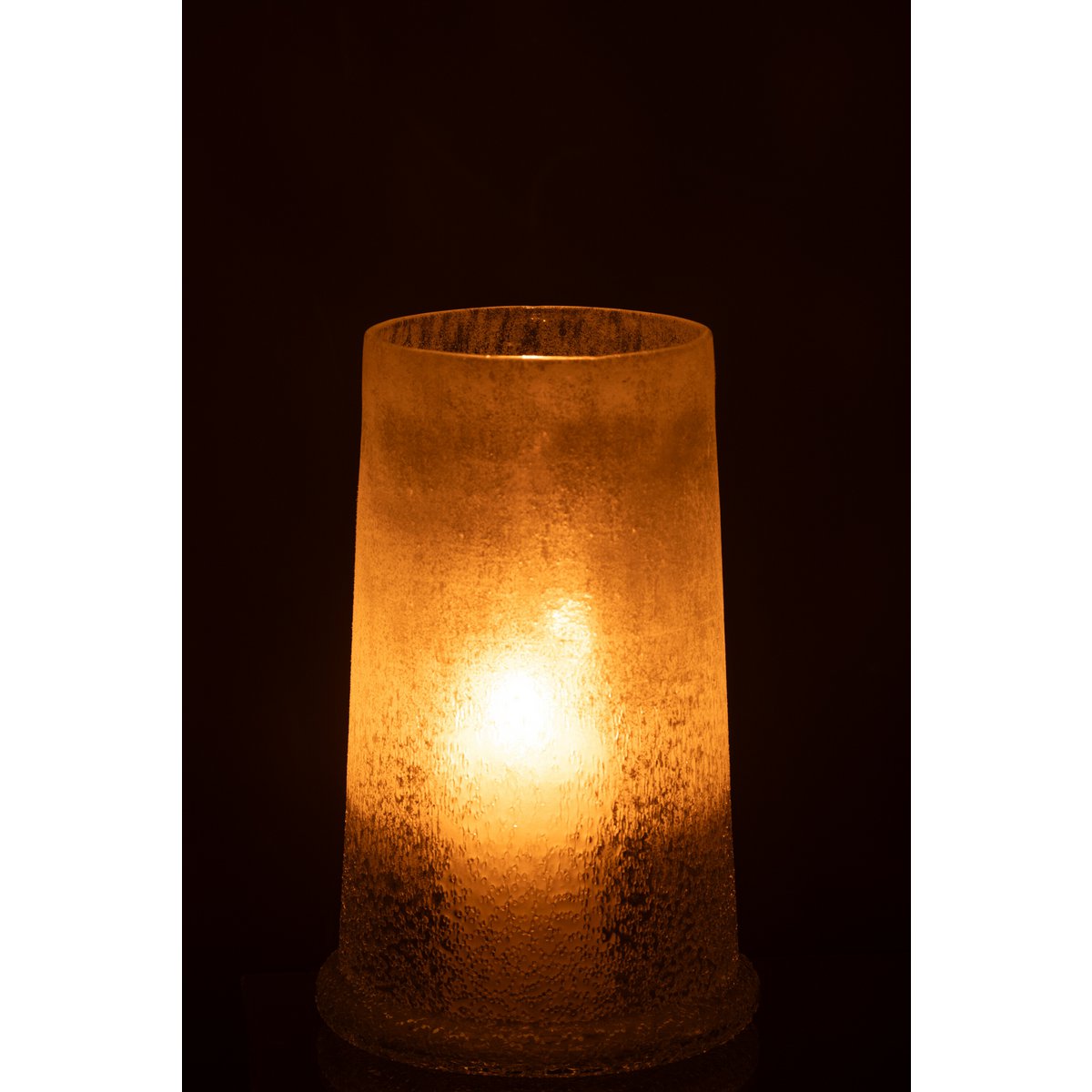 Lanterne J-Line Suiker Glass Blanc Large dans un cadre décoratif, créant une ambiance chaleureuse.