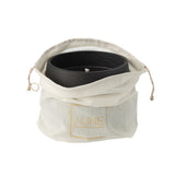 Bougie J-Line sur une table de jardin moderne