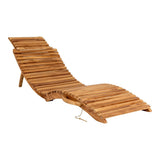 Chaise longue Arrieta en teck naturel sur une terrasse moderne