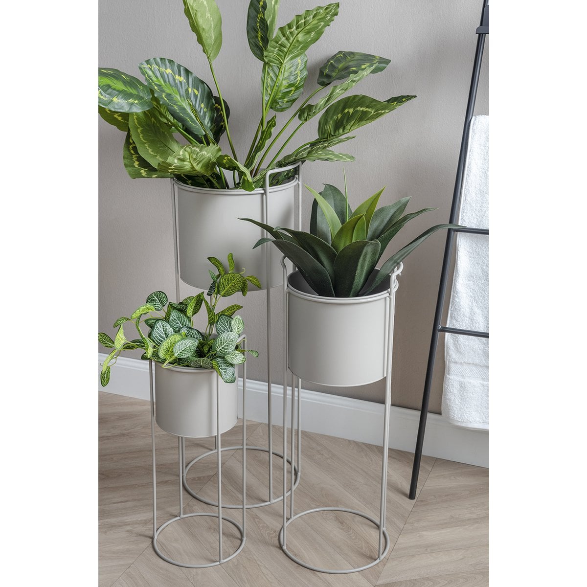 Pot de fleurs Essence, mise en scène avec plantes