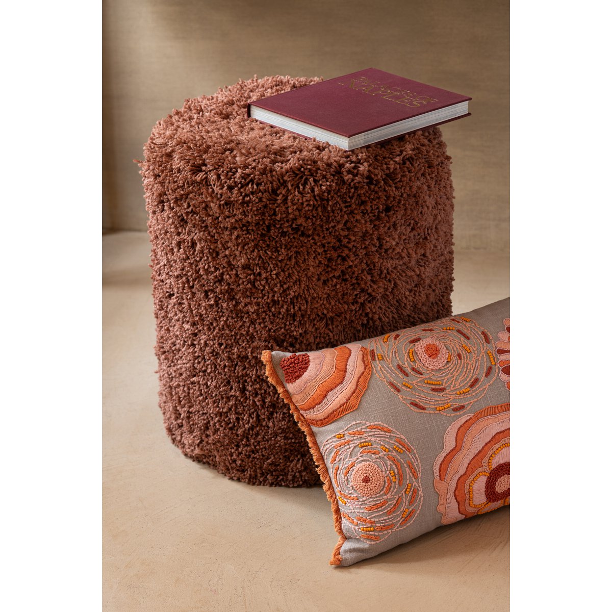Pouf Cylindre Fluffy Cuivre de J-Line - En situation dans un salon