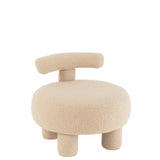 Tabouret J-Line beige avec des accessoires de décoration