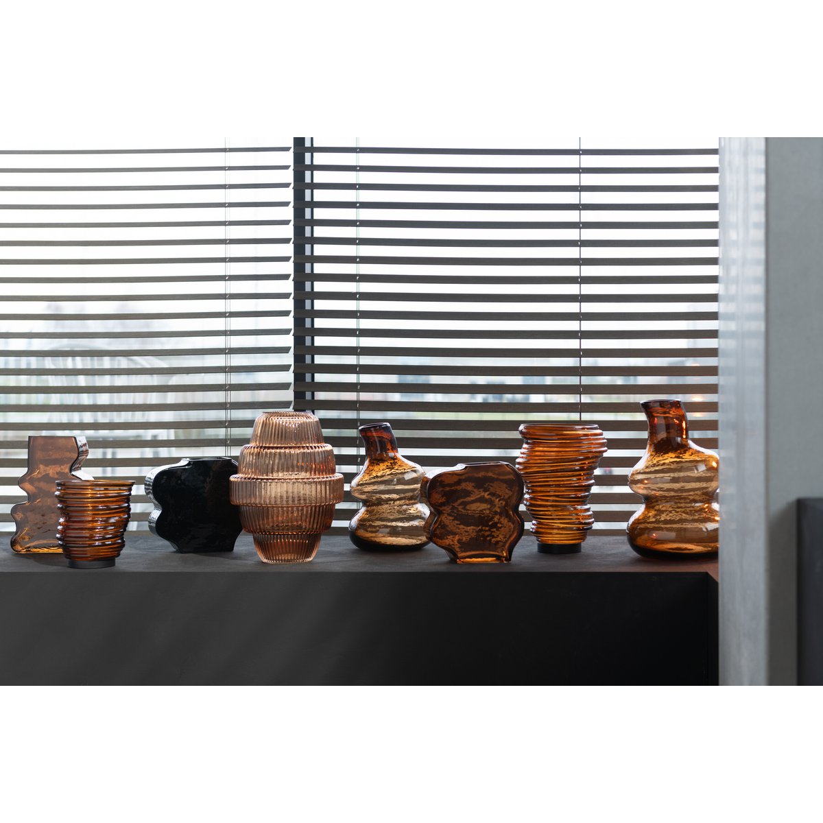 Vase Tornado en verre marron, parfait pour vos compositions florales.