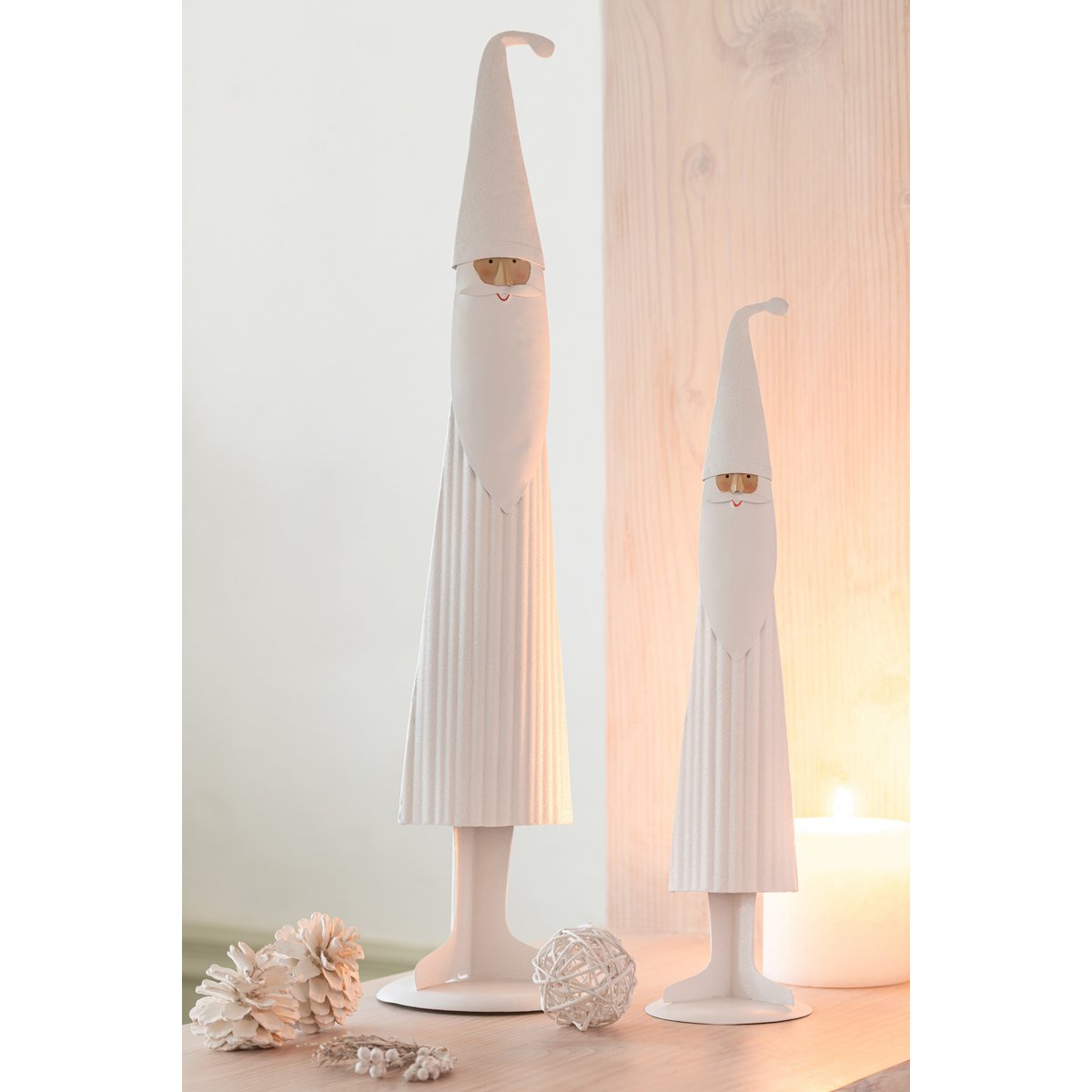 Détail de la figurine J-Line Père Noël en métal blanc, mettant en valeur le design moderne