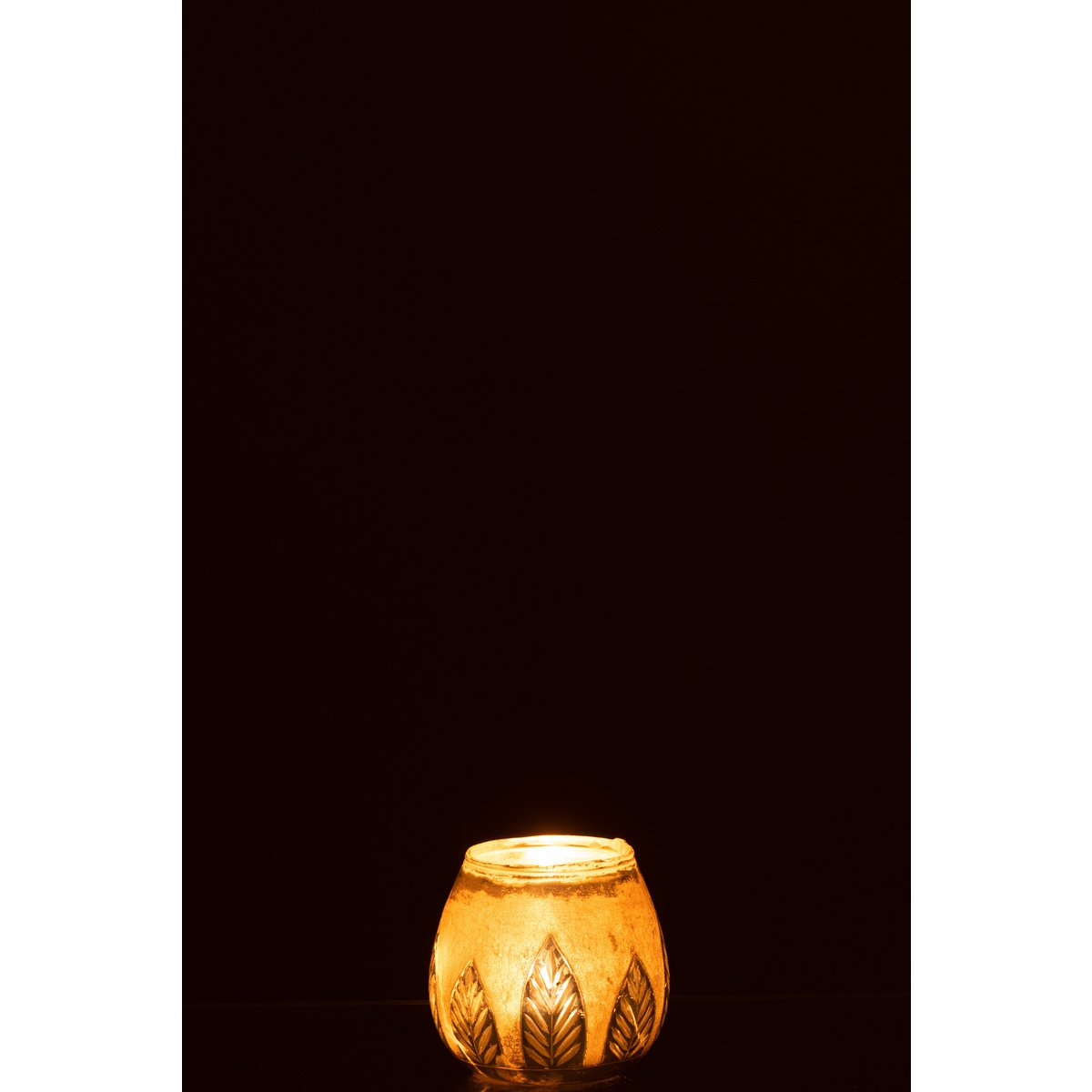 Bougeoir J-Line Leaf Round en verre argenté posé sur une table