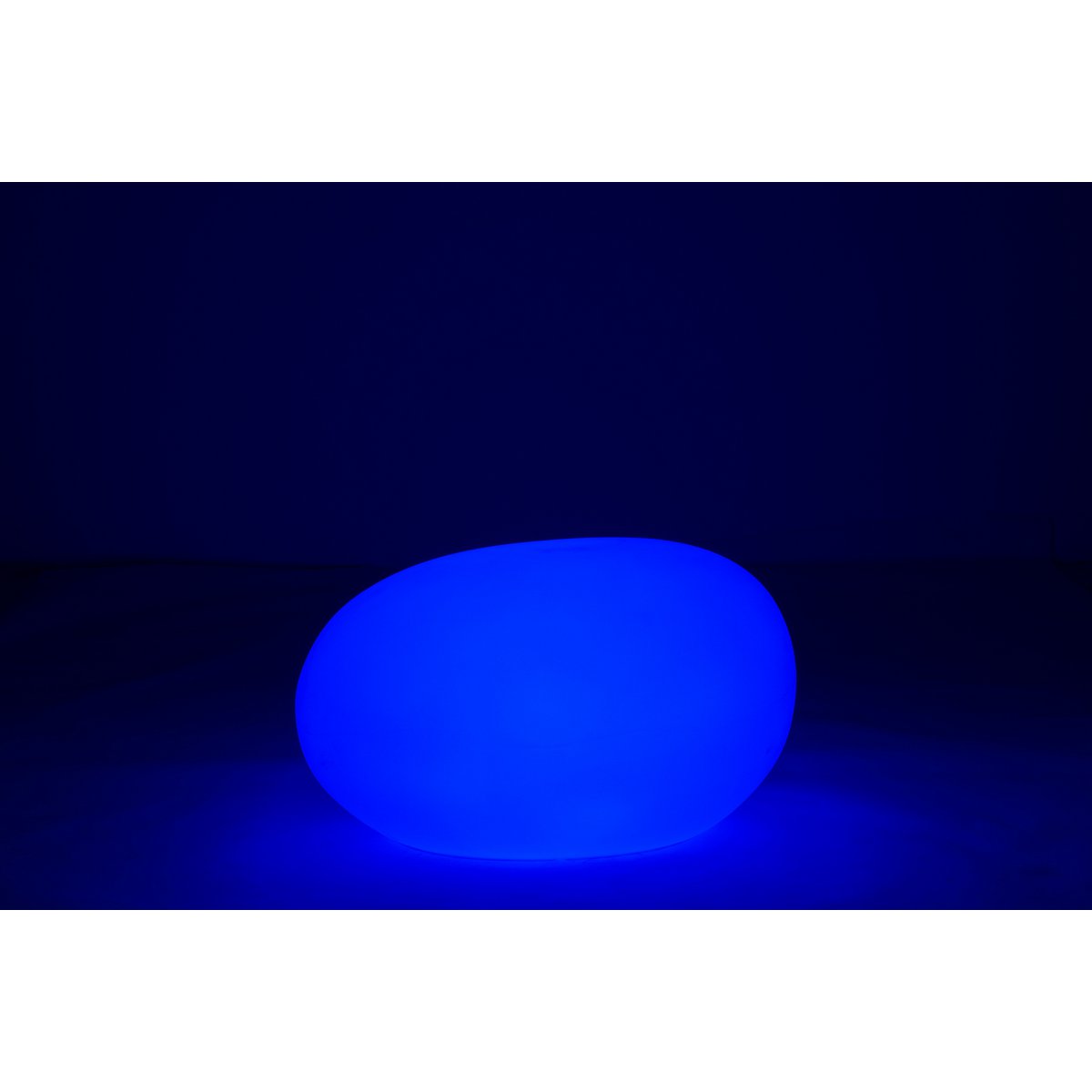 Lampe J-Line intégrée dans un décor de terrasse moderne