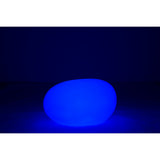 Lampe J-Line intégrée dans un décor de terrasse moderne
