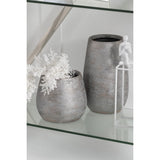 Vase en céramique brute argentée sur une table décorative
