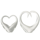Presse Papier Coeur en Verre Transparent sur un bureau élégant